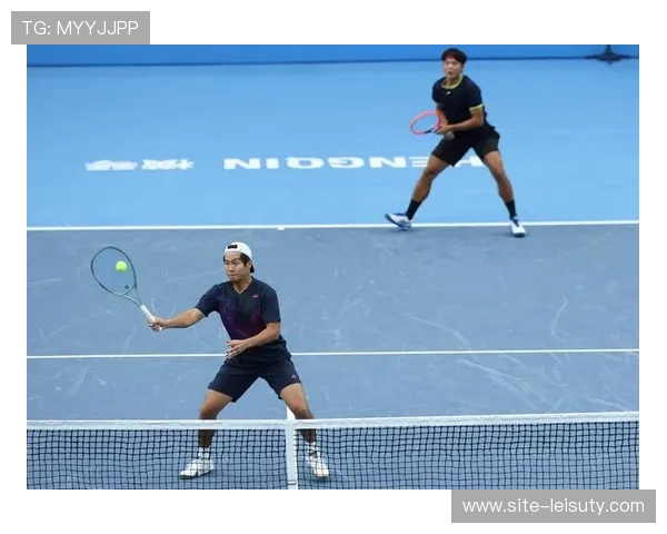 全运会网球青年组比赛现场气氛热烈,观众热情高涨 全运会网球青年组比赛现场气氛热烈,观众热情高涨