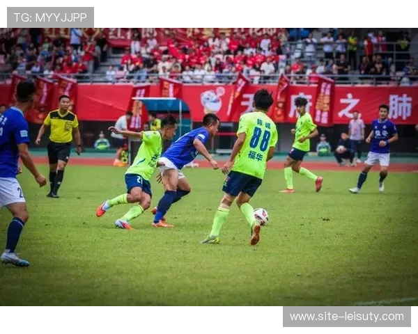 德比赛后球员互动，体育精神超越胜负