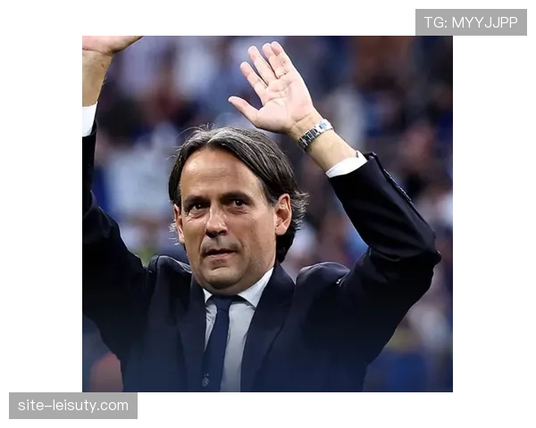 镜头捕捉：国米主帅小因扎吉在场边焦急指挥，西装已被雨水淋湿