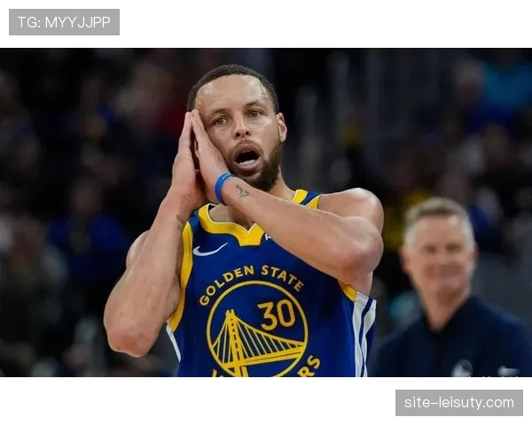 特写:库里命中第十记三分后,对客场观众做出“晚安”庆祝手势